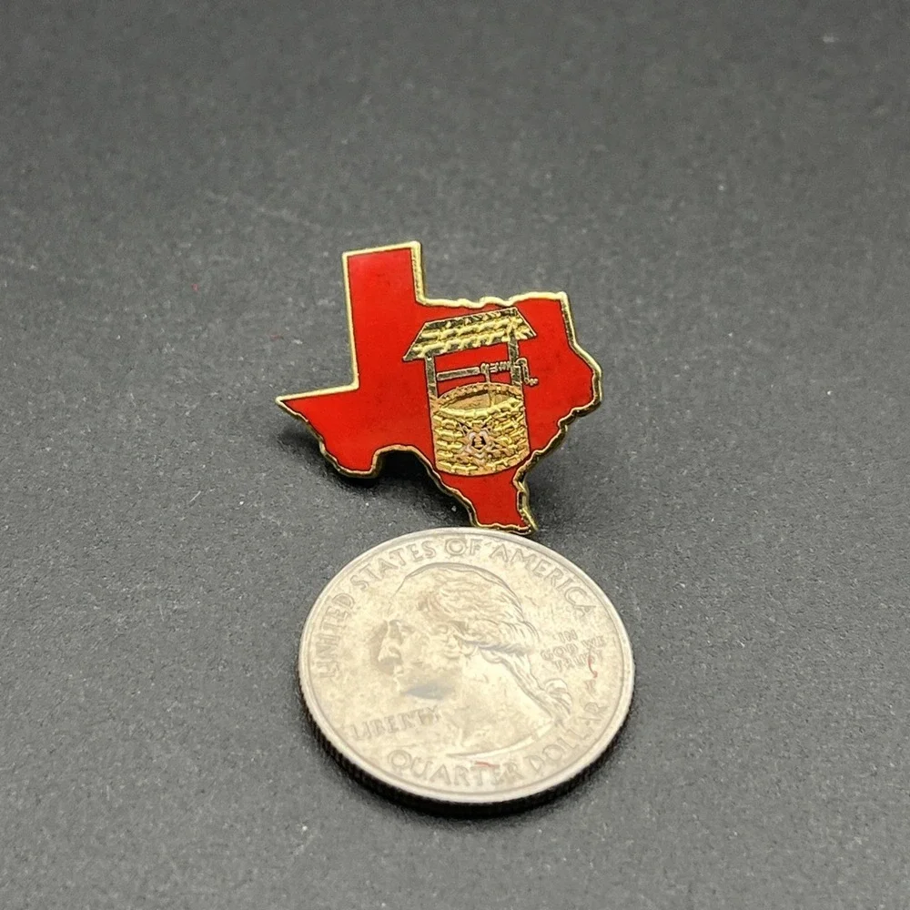 State Of Texas Outline Gold Tone Wishing Well Lapel Hat Pin‎